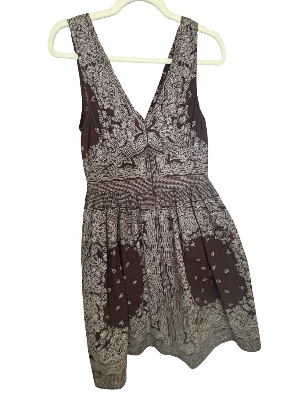 Sleeveless V-Neck Paisley Print Dress in Brown and White